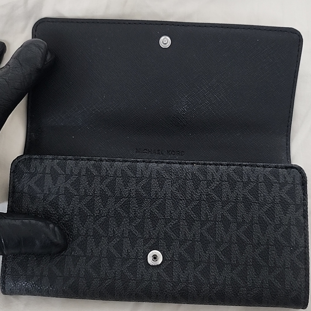 Michael Kors Fulton Wallet - Picture 2 of 11